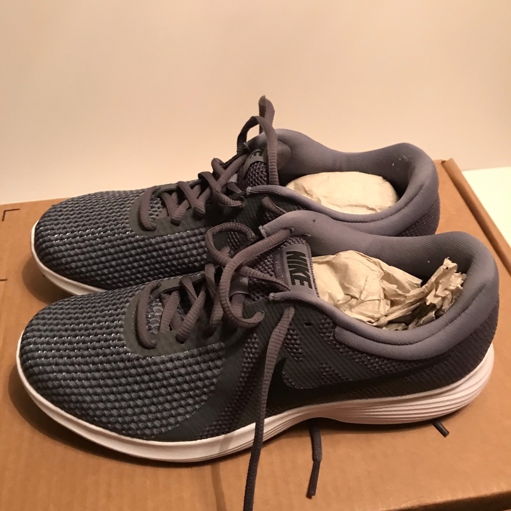 Nike Men’s Size 7.5 Revolution 4 Gray